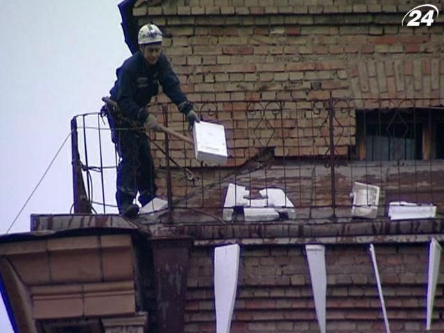 Столичні рятівники готуються до ліквідації бурульок з дахів