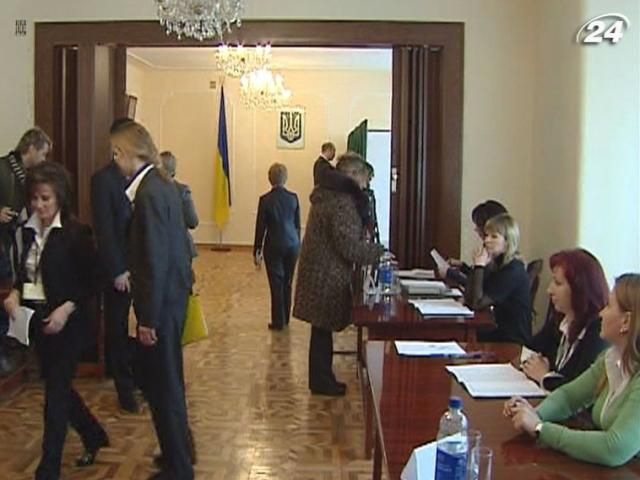 У виборчих комісіях за кордоном практично не буде представників українських партій У виборчих комісіях за кордоном практично не буде представників українських партій