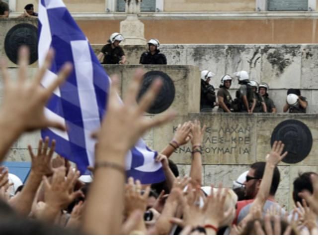 В Греции протестующие забросали полицию "коктейлем Молотова"