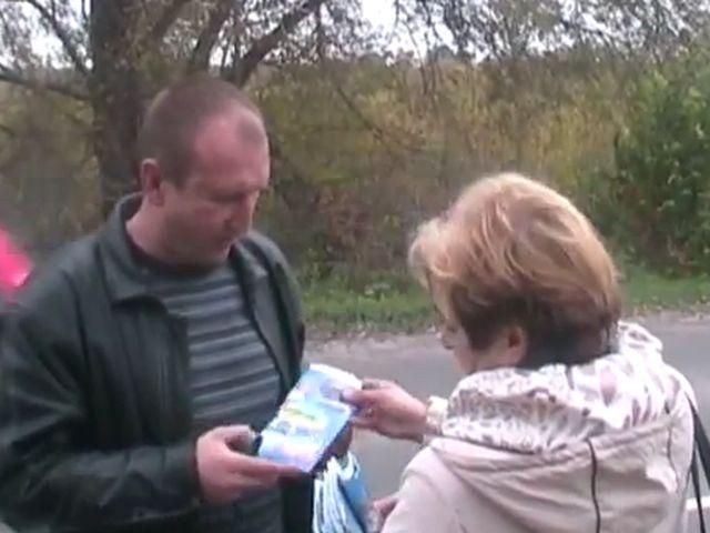 В окрузі масажиста Азарова роздають листівки проти опозиціонера (Відео)