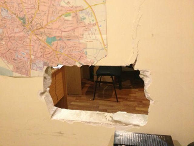 В стене штаба экс-бютовца Мищенко пробили дыру (Фото)