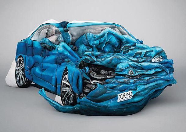Боди-художница создала автомобиль из обнаженных человеческих тел (Фото)