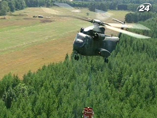 Пожежні гелікоптери перевозять по кілька тонн води Пожежні гелікоптери перевозять по кілька тонн води