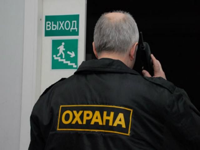 Охрана Азарова не пустила журналистов на участок (Видео)