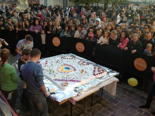 Во Львове испекли 200-килограммовый сырник (Фото) Во Львове испекли 200-килограммовый сырник (Фото)