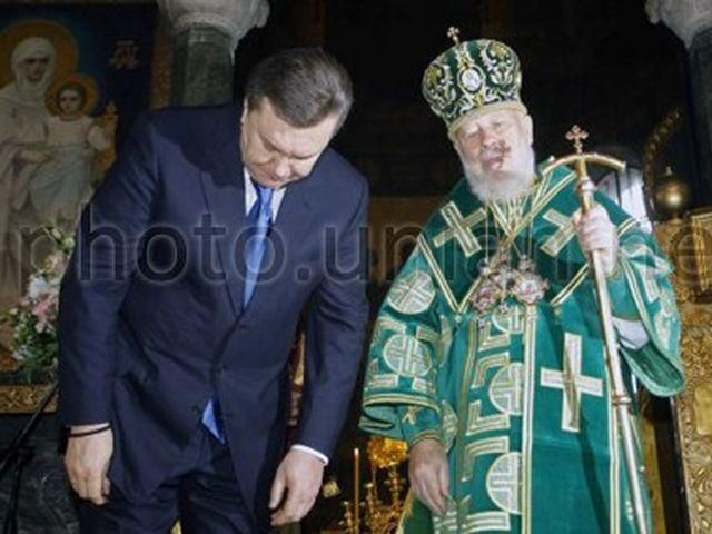 Янукович вклонився святим мощам