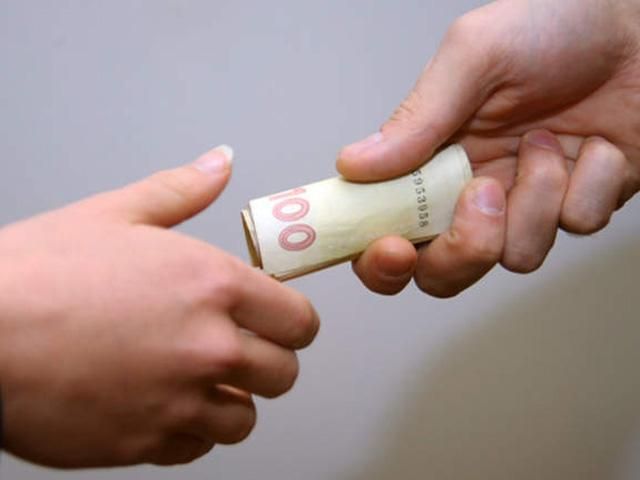 У Білій Церкві виборцям роздають гроші прямо в агітнаметах У Білій Церкві виборцям роздають гроші прямо в агітнаметах