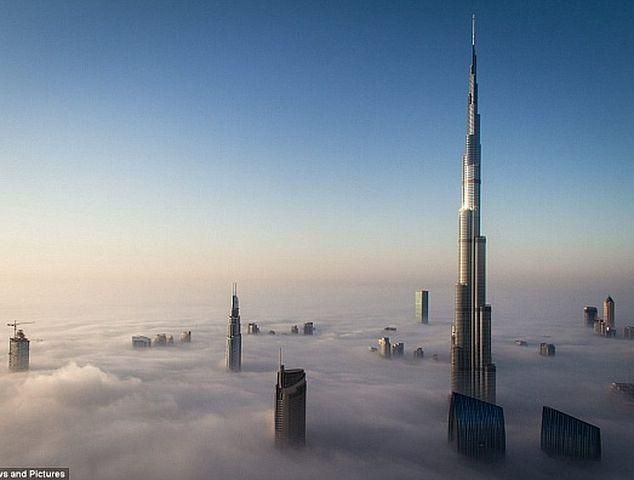 Найвища будівля світу у ранковому тумані (Фото)