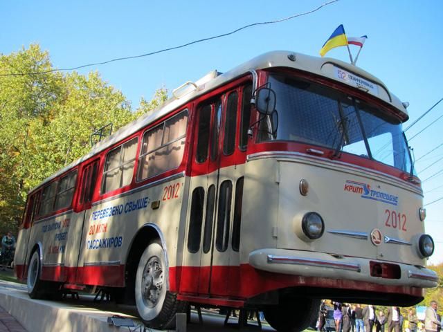 В Крыму установили памятник троллейбусу