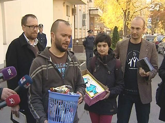 Молодежь вручила милиции мусорник за непрофессионализм