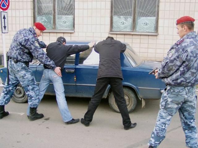 "Беркут" снова останавливает автомобили, ища Мазурка "Беркут" снова останавливает автомобили, ища Мазурка