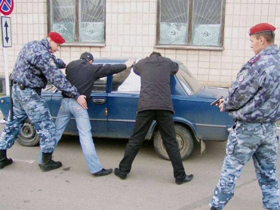 "Беркут" снова останавливает автомобили, ища Мазурка "Беркут" снова останавливает автомобили, ища Мазурка