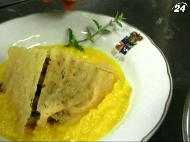 "Король ризотто" Лусиано Паролари готовит рис с шафраном и артишоками "Король ризотто" Лусиано Паролари готовит рис с шафраном и артишоками