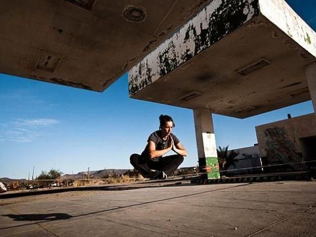 Женщина рискует жизнью, гуляя над пропастями (Фото) Женщина рискует жизнью, гуляя над пропастями (Фото)