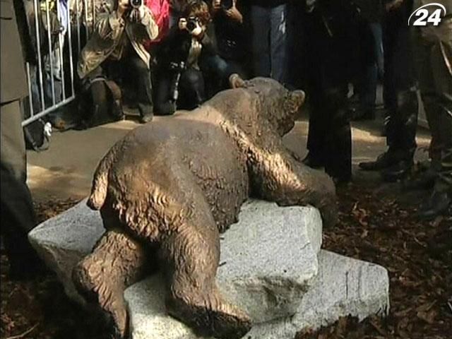 В Берлинском зоопарке открыли памятник медведю Кнуту
