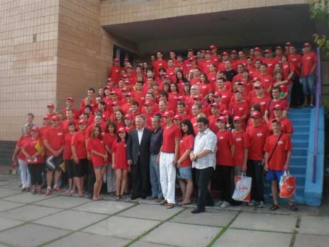 В Крыму избили девушек-агитаторов Коммунистической партии В Крыму избили девушек-агитаторов Коммунистической партии