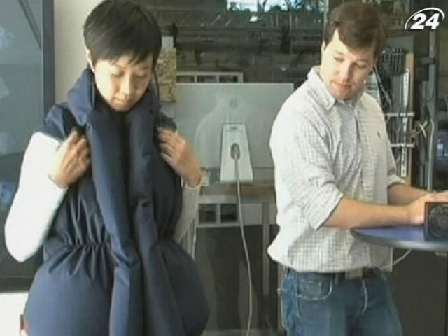Американські студенти розробили жилет, який “обіймає” користувачів Facebook