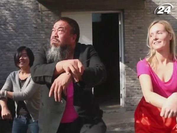 Китайский диссидент Ай Вэйвэй спародировал хит рэпера PSY
