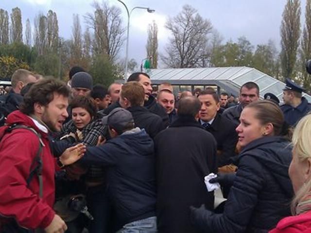 На киевлян, которые хотели встретить Азарова с протестом, напали неизвестные молодые люди (Фото)