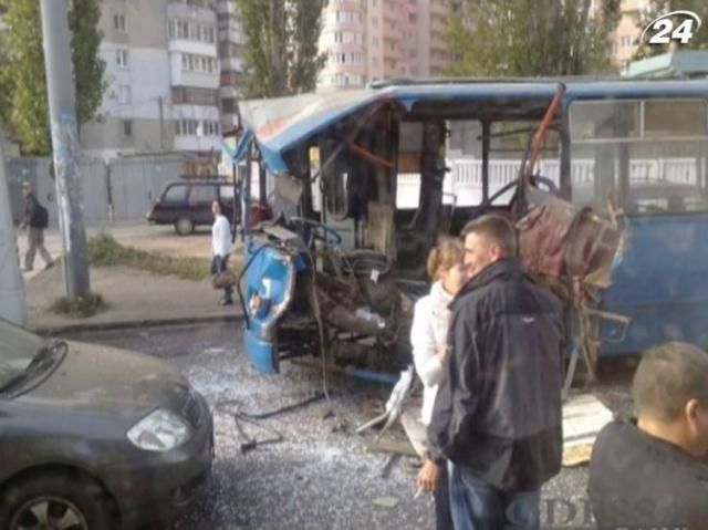 В Одессе столкнулись грузовик, легковушка и троллейбус