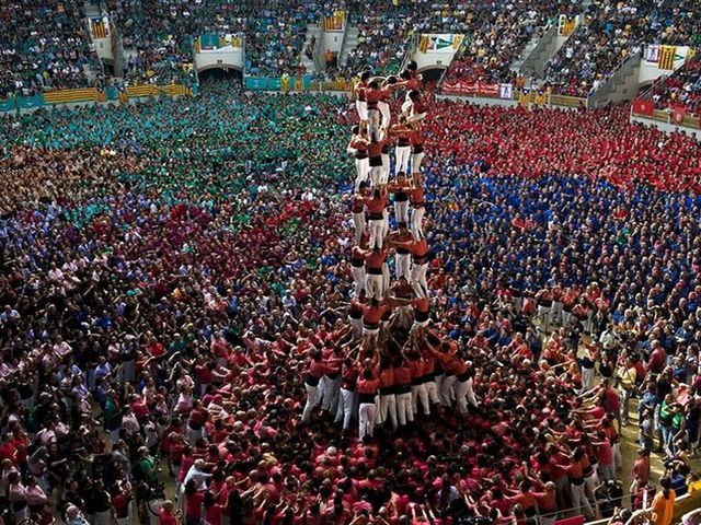 В Іспанії будували найбільшу "людську вежу" (Фото) В Іспанії будували найбільшу "людську вежу" (Фото)