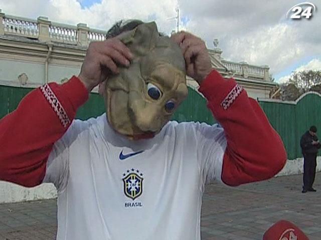 Брати Капранови біля ВР показали виставу про "тушок" і політичних маріонеток Брати Капранови біля ВР показали виставу про "тушок" і політичних маріонеток