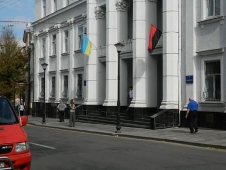 У Тернополі розберуться з фекаліями на стінах офісу КПУ У Тернополі розберуться з фекаліями на стінах офісу КПУ