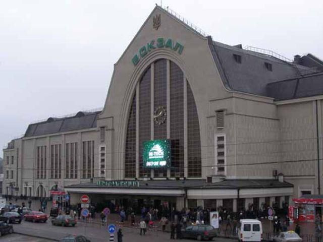 У Києві на вокзалі евакуюють людей через повідомлення про замінування У Києві на вокзалі евакуюють людей через повідомлення про замінування