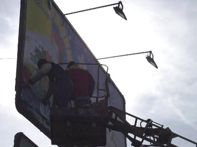 Политическая реклама все еще есть на 18 избирательных участках Политическая реклама все еще есть на 18 избирательных участках