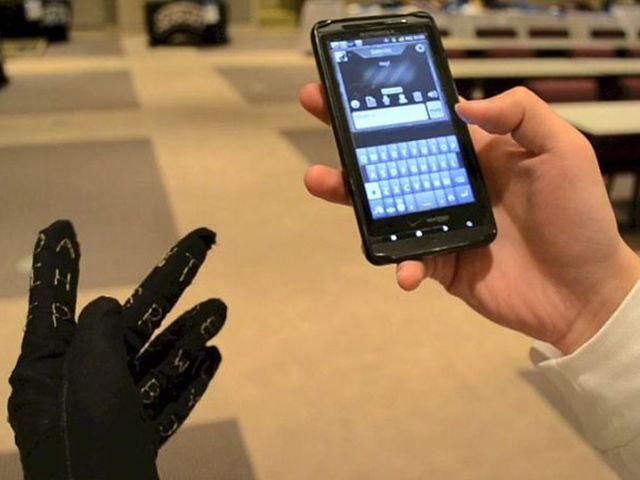 Ученые изобрели перчатку, которая набирает текст на телефоне Ученые изобрели перчатку, которая набирает текст на телефоне