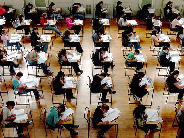 Китайця засудили за передчасний сигнал про закінчення іспиту Китайця засудили за передчасний сигнал про закінчення іспиту