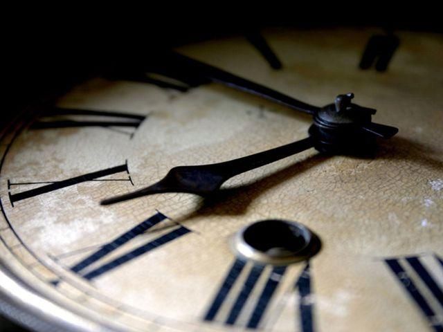 Напередодні виборів українці переводять стрілки годинника Напередодні виборів українці переводять стрілки годинника