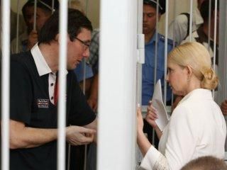 Тимошенко проголосує в лікарні, а Луценко - у клубі колонії