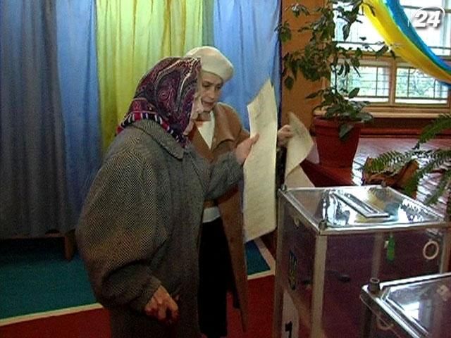 Українці на вибори йдуть цілими сім’ями Українці на вибори йдуть цілими сім’ями