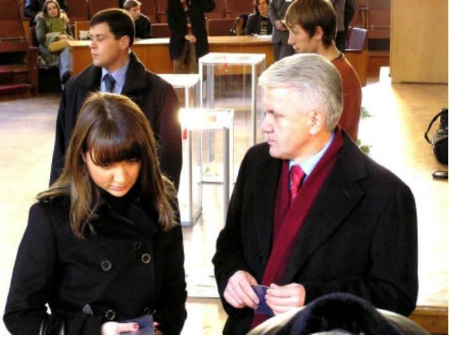 Литвин віддав свій голос на парламентських виборах Литвин віддав свій голос на парламентських виборах