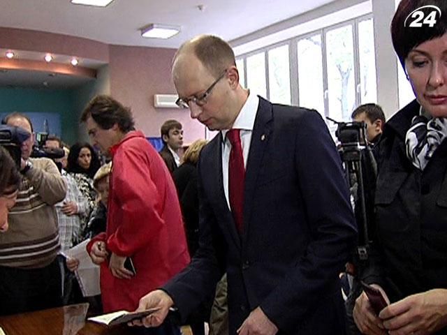 Яценюк принял участие в избирательном процессе