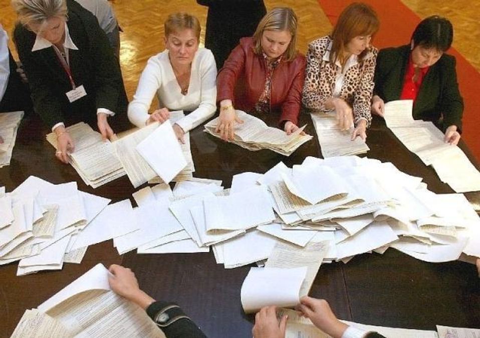 Перші випадки фальсифікації результатів виборів зафіксували у Києві Перші випадки фальсифікації результатів виборів зафіксували у Києві