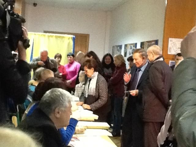 Кучма пришел проголосовать вместе с женой (Фото) Кучма пришел проголосовать вместе с женой (Фото)