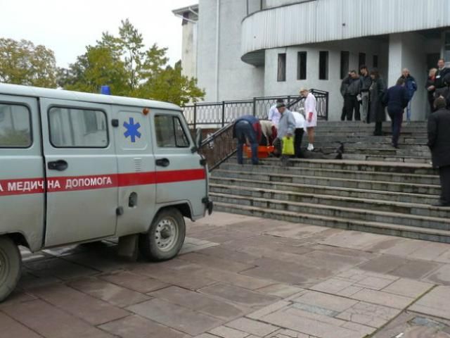 Чергова смерть на дільниці: у Чернівецькій області помер виборець (Фото. Відео)