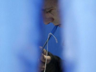 На Волыни неизвестные заставляют избирателей фотографировать бюллетени На Волыни неизвестные заставляют избирателей фотографировать бюллетени