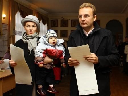 Мэр Львова с женой голосовал за добрые дела