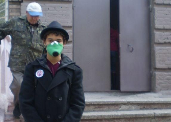 У Маріуполі виборці голосували в протигазах (Фото) У Маріуполі виборці голосували в протигазах (Фото)