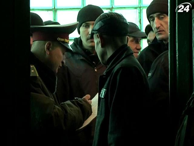 У в’язниці на дільниці ведуть під конвоєм У в’язниці на дільниці ведуть під конвоєм