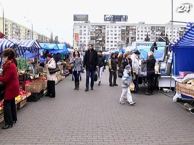 На ярмарку перед ЦВК торгують продуктами На ярмарку перед ЦВК торгують продуктами
