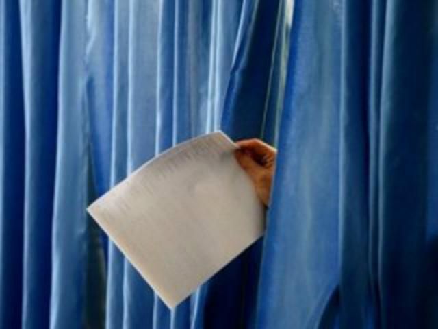 У Львівській області чоловік намагався проголосувати за п'ятьма бюлетенями