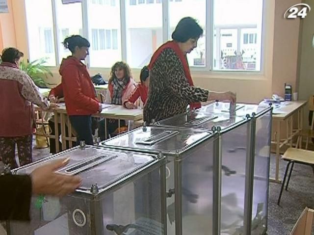 У Криму виборець підпалив свій бюлетень та кинув його в урну У Криму виборець підпалив свій бюлетень та кинув його в урну