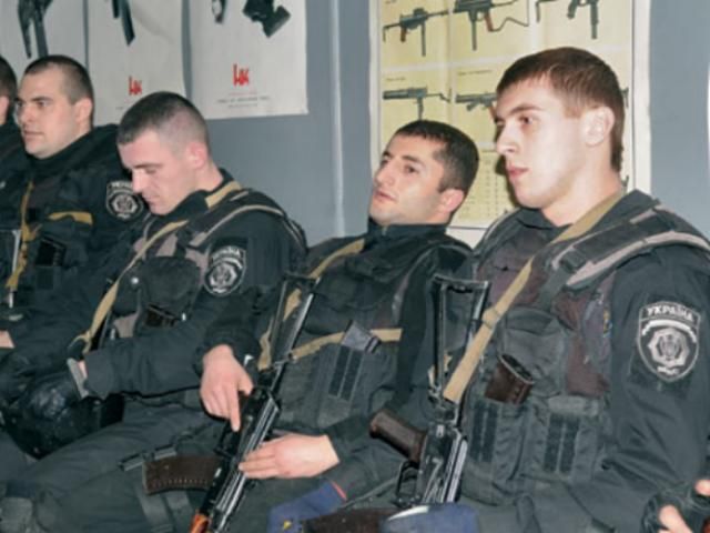 На Майдан Незалежности свозят "беркутовцев" На Майдан Незалежности свозят "беркутовцев"