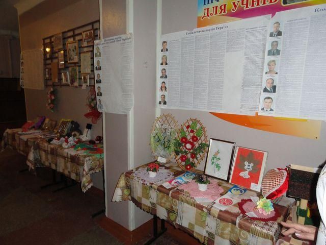 В Макеевке на избирательном участке провели выставку детского творчества (Фото) В Макеевке на избирательном участке провели выставку детского творчества (Фото)