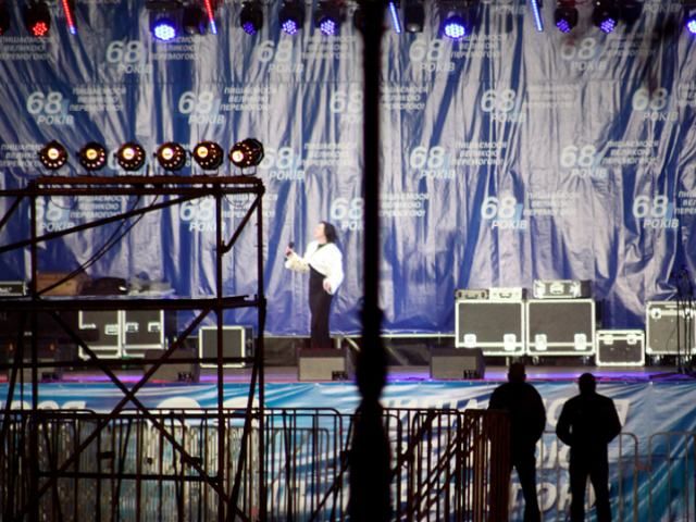 У Донецьку підтримати регіоналів прийшло з десяток людей, хоча очікували 800 (Фото) У Донецьку підтримати регіоналів прийшло з десяток людей, хоча очікували 800 (Фото)