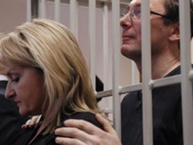 Жена Луценко: Осужденные голосовали за тех, кто сидел